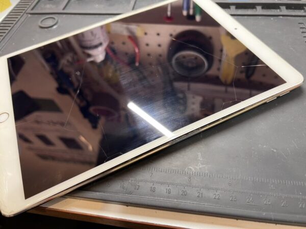 端末の側面が開いてきている！？iPadPro 10.5(アイパッド)のバッテリー交換を行いました！